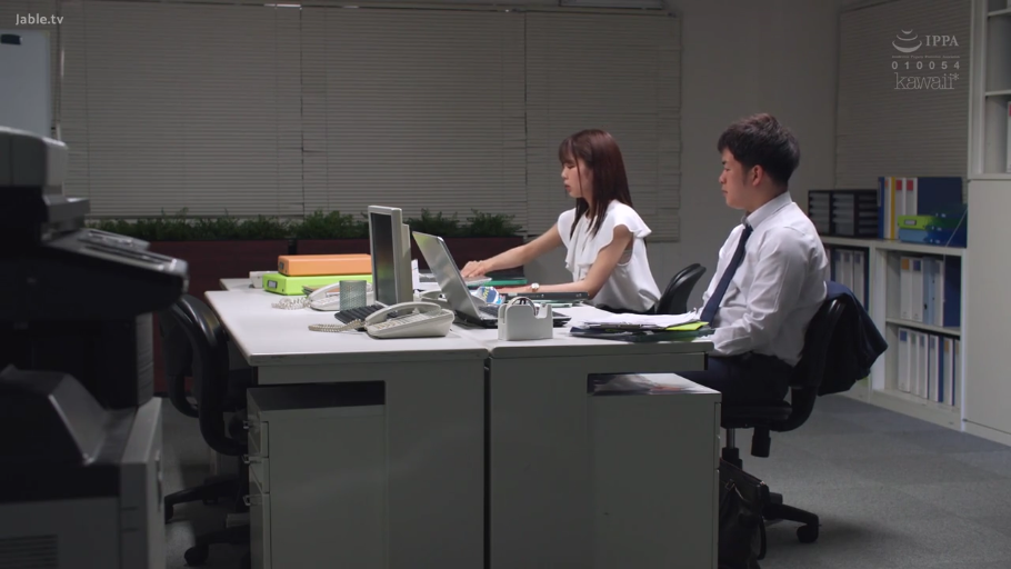 坐姿 · 严肃 · 办公室 · 电脑 · 职业装 · 办公 · 职场