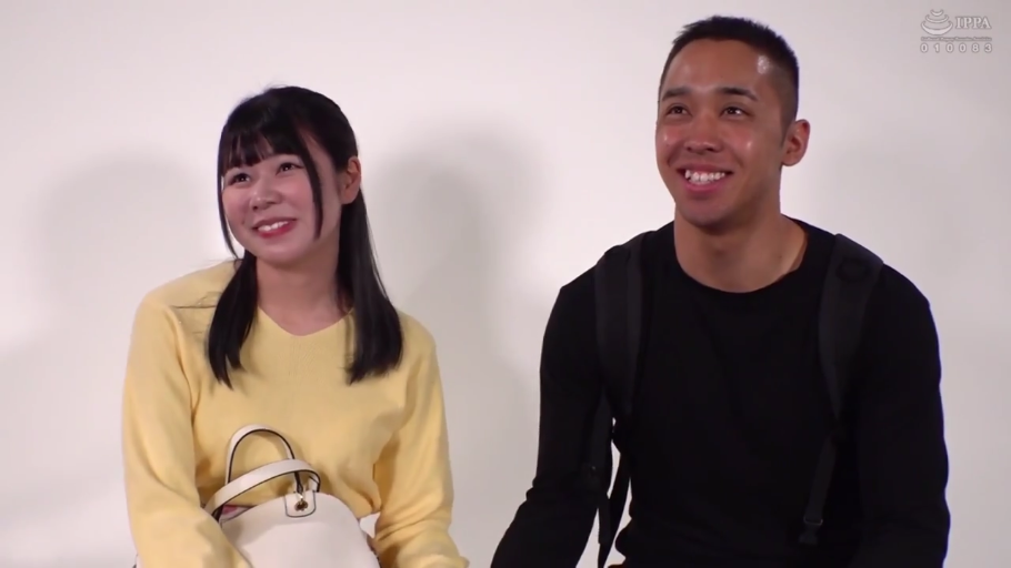 坐姿 · 远景 · 访谈 · 摄影棚 · 黄色卫衣 · 凳子 · 正常 · 幕后