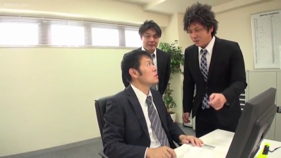 坐姿 · 严肃 · 办公室 · 中景 · 电脑 · 交流 · 西装 · 职场