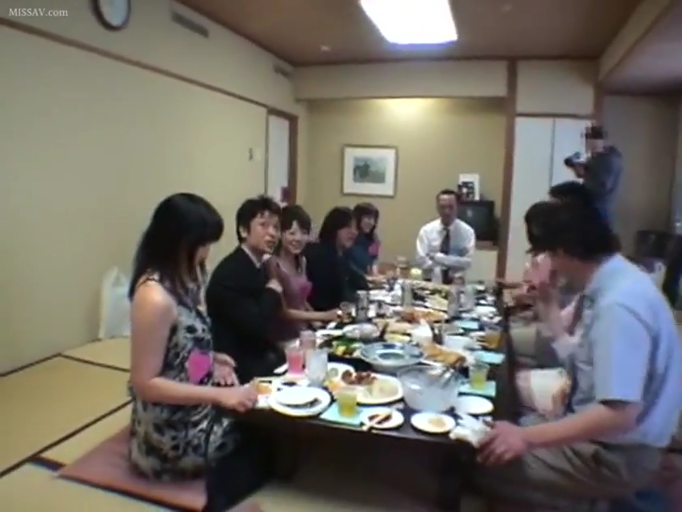 坐姿 · 和室 · 微笑 · 远景 · 多人 · 休闲服 · 食物 · 聚餐