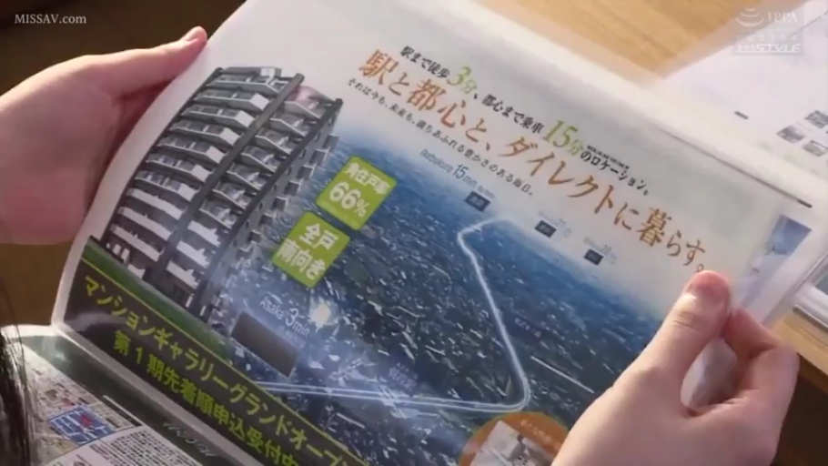 室内 · 坐姿 · 第一人称视角 · 黑色上衣 · 手部特写 · 翻阅资料 · 房产宣传册