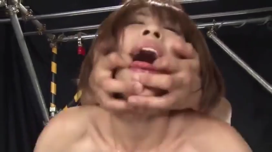 室内 · 脸部 · 裸体 · 仰头 · 痛苦 · 粗暴 · 钢架 · 强行张嘴