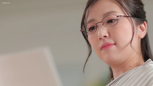 坐姿 · 面部 · 眼镜 · 专注 · 办公室 · 条纹衬衫 · 熟女 · 阅读