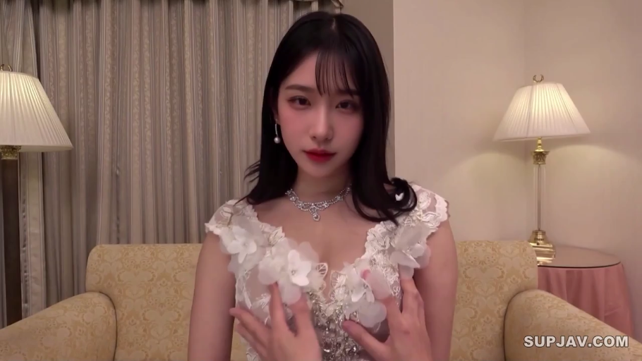 忧郁 · 教室 · 站立 · 中景 · 黑板 · 伫立 · 灰色衬衫 · 师生剧情