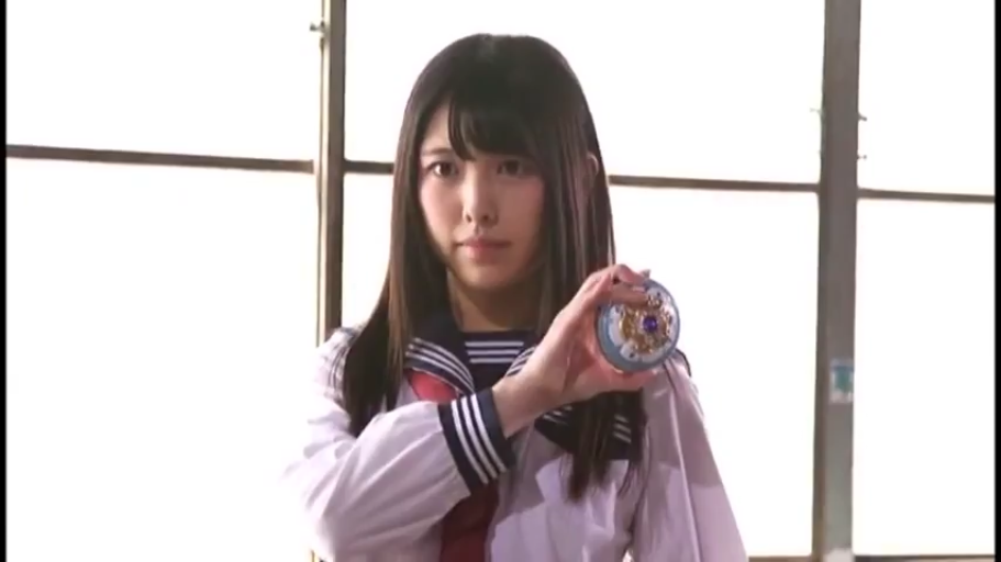 室内 · 平静 · 手持道具特写 · 日本高中制服 · 魔法少女风格道具