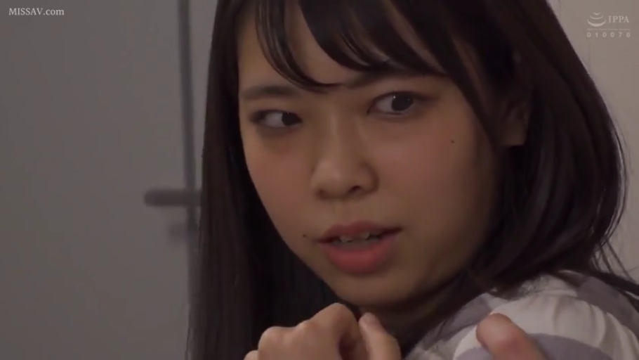 室內 · 臉部特寫 · 条纹衫