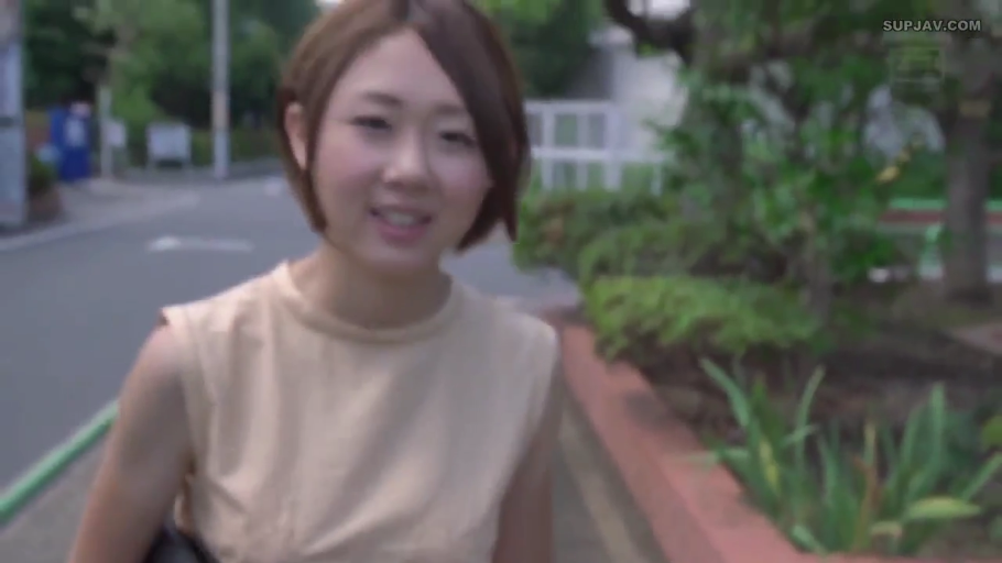 站立 · 微笑 · 半身 · 注视镜头 · 短发 · 无袖上衣 · 户外街道