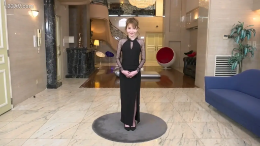 全身 · 站立 · 展示 · 微笑 · 豪宅大厅 · 优雅 · 黑色礼服裙