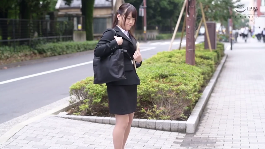 室内 · 面部 · 平静 · 白衬衫 · 正坐 · 谈话 · 书架 · 散发