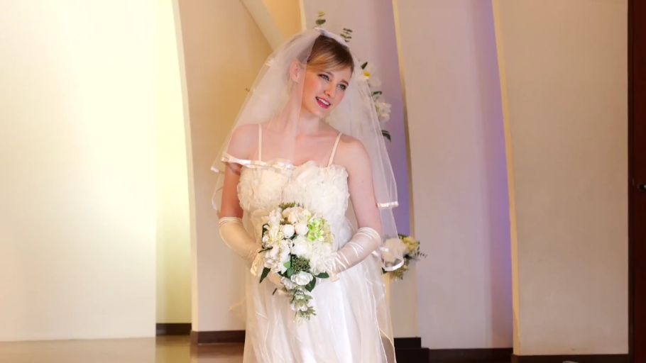 室内 · 中景 · 站姿 · 摆拍 · 微笑 · 婚纱 · 手捧花 · 白人女性