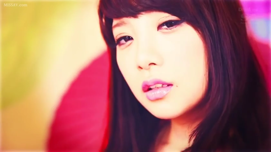 Indoor · Close-up of the face · Hazy · Stare · 长发 · 深色上衣 · 侧头 · 红扇