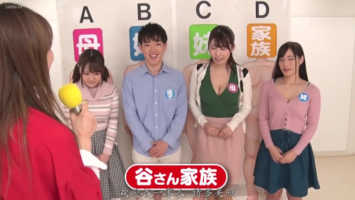 室内 · 站立 · 躯干 · 蓝色衬衫 · 圆形构图 · 胸章