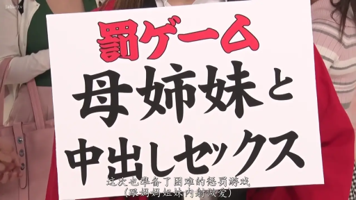 室内 · 站立 · 展示 · 便装 · 手持牌 · 乱伦题材 · 标牌特写