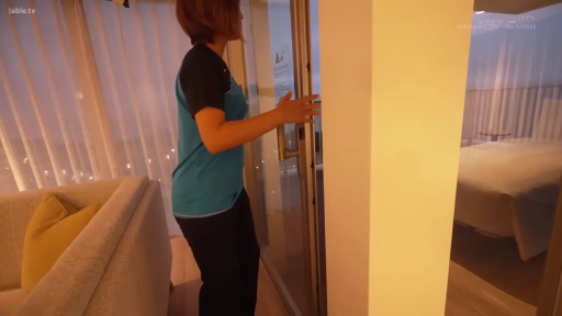 全身 · 站立 · 开门 · 远景 · 酒店 · 休闲服 · 玻璃门