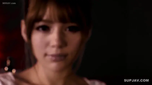 室内 · 脸部特写 · 平静 · 白色上衣 · 凝视 · 亚洲女性 · 正面姿势