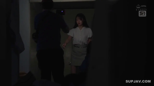 Indoor · Serious · Stand · Medium shot · dim · 职场装 · Enter