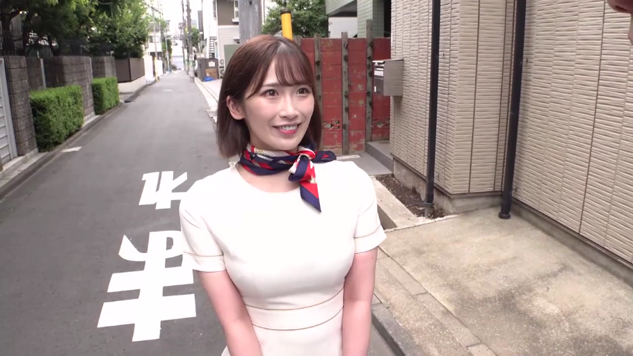 站立 · 微笑 · 注视 · 街道 · 领巾 · 白色制服