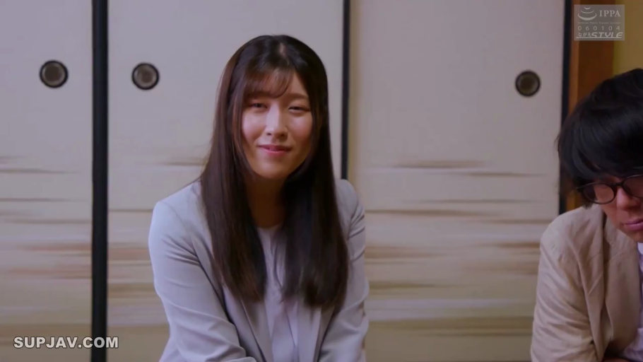 坐姿 · 和室 · 中景 · 微笑 · 职业装 · 注视 · 亚洲