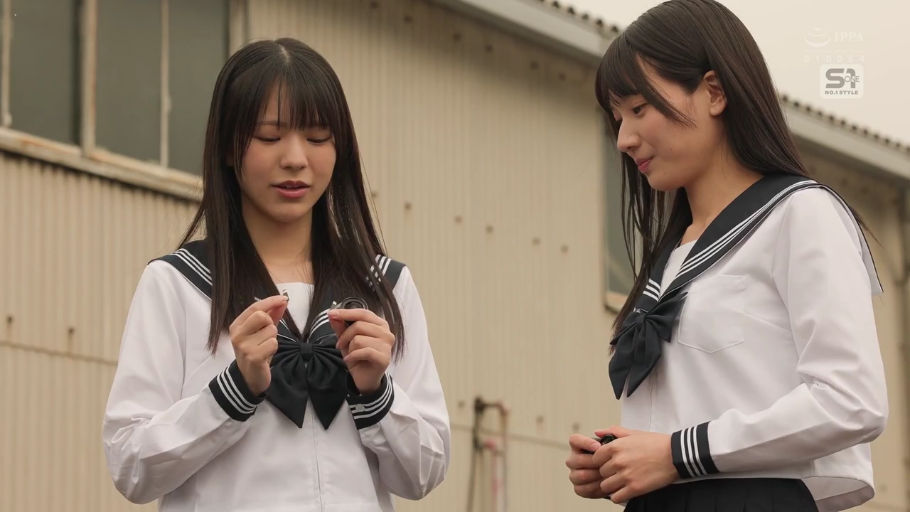 交谈 · 站立 · 中景 · 自然 · 户外 · 水手服 · 高清 · 小物件