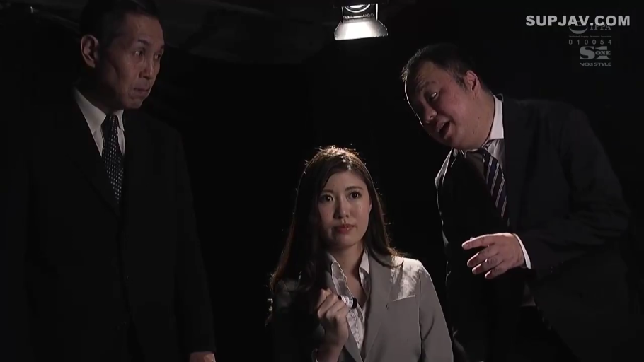 室内 · 半身 · 职业装