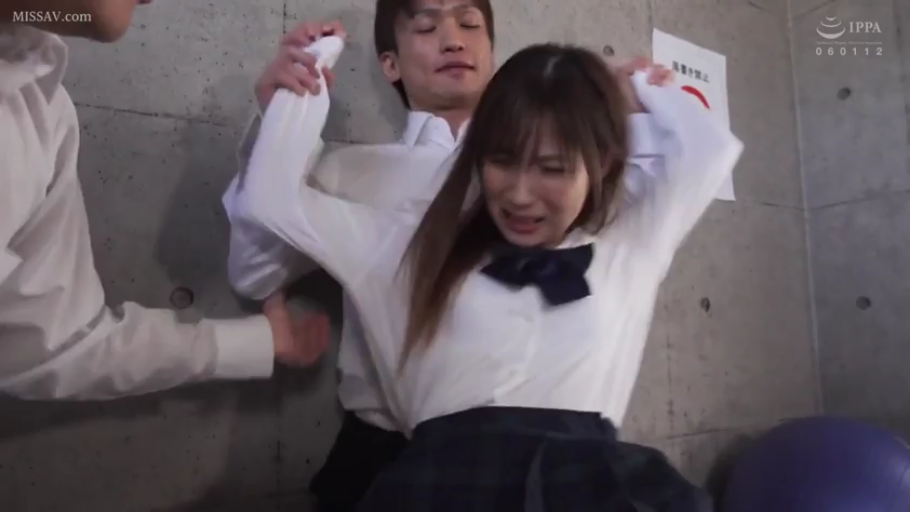 室内 · 校服 · 上半身 · 痛苦 · 强迫 · 侵犯 · 被架起