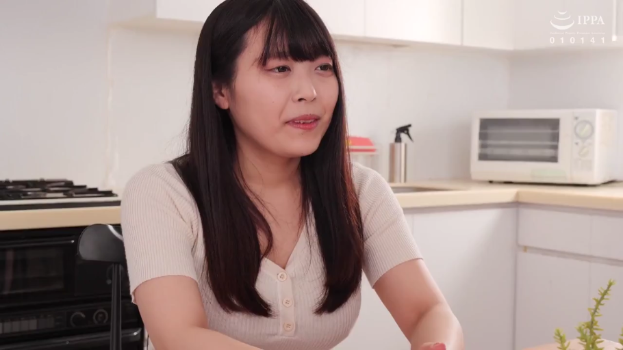 坐姿 · 交谈 · 紧身针织衫 · 自然 · 厨房 · 上半身 · 黑长直 · 厨具