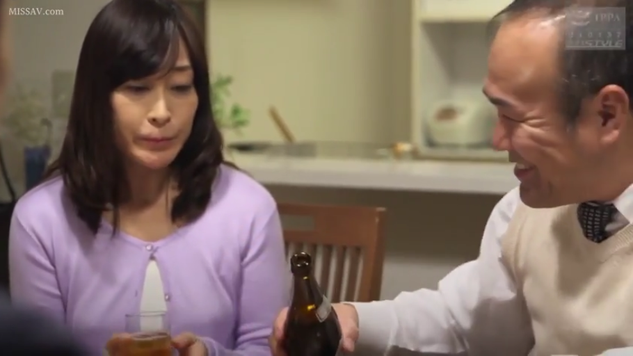 坐姿 · 中景 · 微笑 · 餐厅 · 熟女 · 针织开衫 · 倒酒 · 啤酒瓶