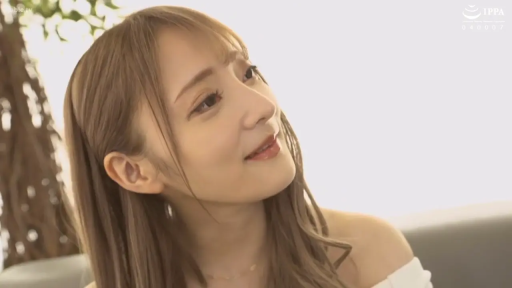 室内 · 脸部特写 · 微笑 · 凝视 · 侧头 · 白色一字领