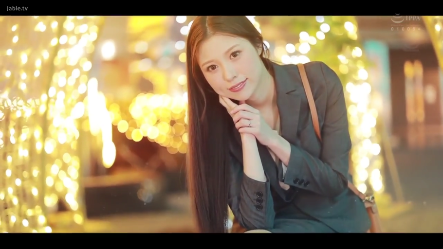 微笑 · 职业装 · 对视 · 户外 · 长发 · 托腮 · 戒指 · 半身照