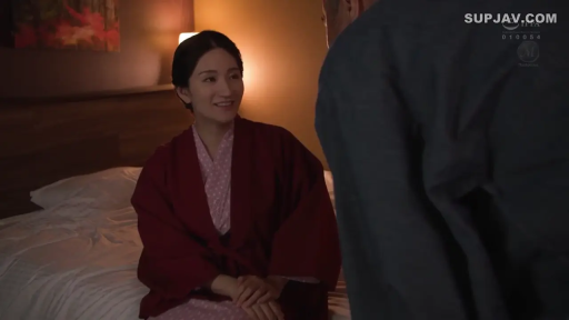 座り姿勢 · 会話 · 微笑 · ベッド · ホテルルーム · 熟女 · 浴衣