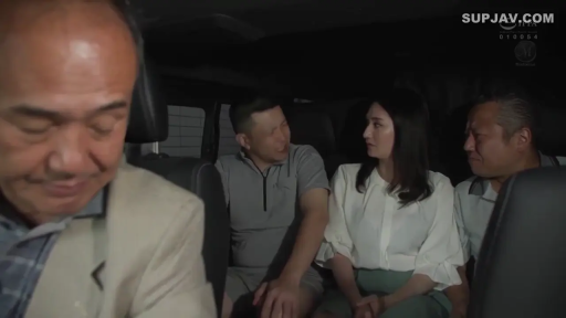 坐姿 · 交谈 · 严肃 · 多人 · 车内 · 休闲服饰 · 安全带