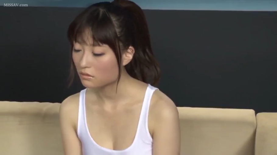 室内 · 座り姿勢 · 憂鬱 · ソファ · 静坐 · 白いタンクトップ · 上半身 · 马尾