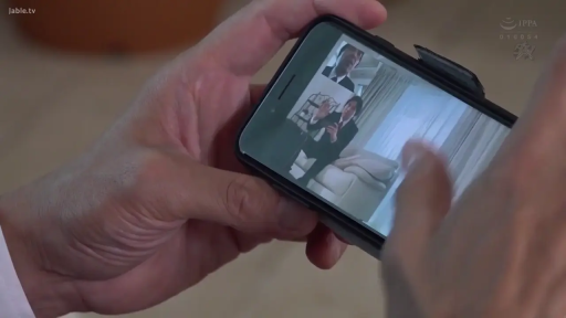 室内 · 手机 · 西装 · 观看 · 手部特写 · 手持手机