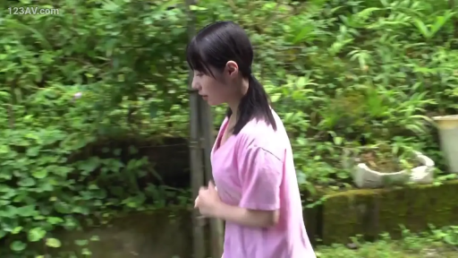 单人 · 走动 · 自然 · 树林 · 粉色短袖 · 走动