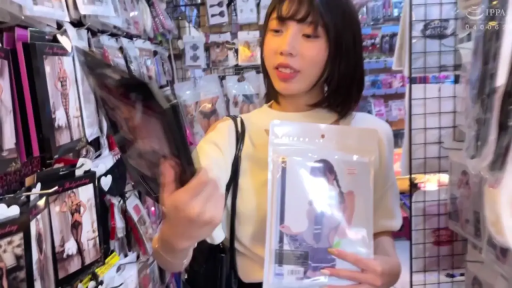 站立 · 中景 · 自然 · 白色上衣 · 挑选商品 · 情趣用品店 · 商品包装