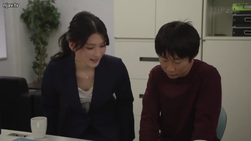 身をかがめる · 办公室 · 咖啡杯 · 中景 · 微笑 · OL西装 · 职场 · 沟通交流