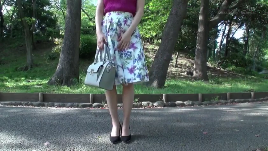 紫色背心 · 正面站立 · 户外公园