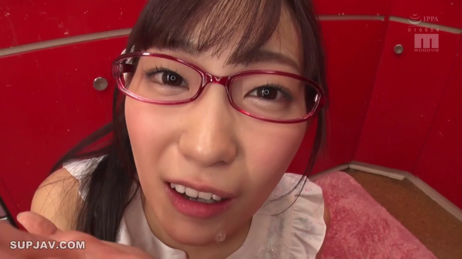 室内 · 顔部のクローズアップ · POV视角 · 注视镜头 · 白色无袖上衣 · 柔和 · 红色眼镜 · 俯身凑近