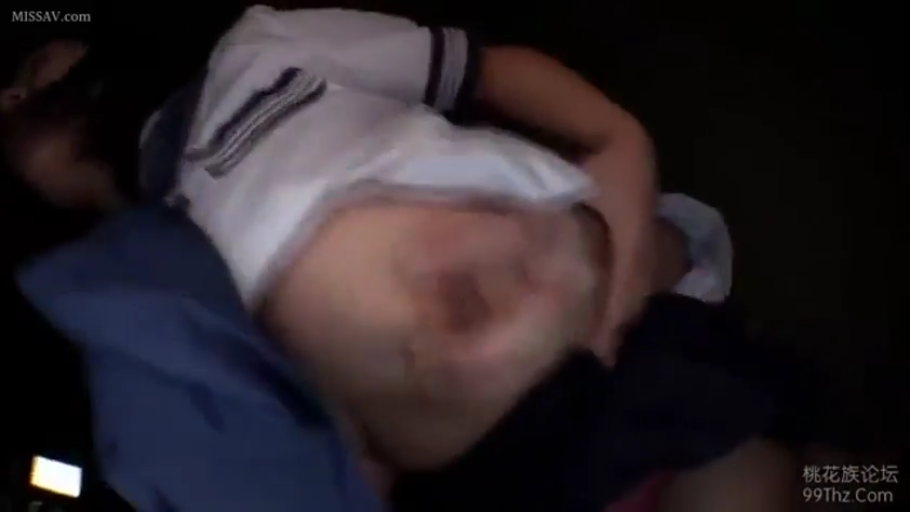 室内 · 水手服 · 躺姿 · 模糊 · 腹部 · 撩起上衣 · 低清