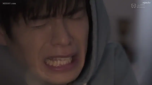 室内 · 脸部 · 昏暗 · 高潮 · 连帽衫 · 咬牙 · 头部动作