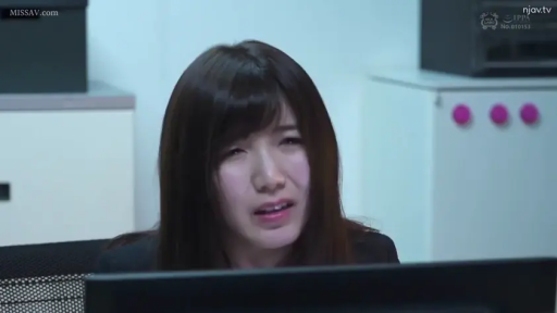 坐姿 · 脸部特写 · 办公室 · 迷离 · 电脑 · 长发 · OL职业装 · 坐着办公