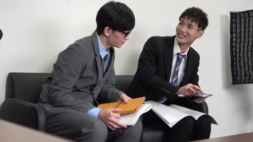 室內 · 坐姿 · 微笑 · 交流 · 文件夹 · 西裝 · 職場