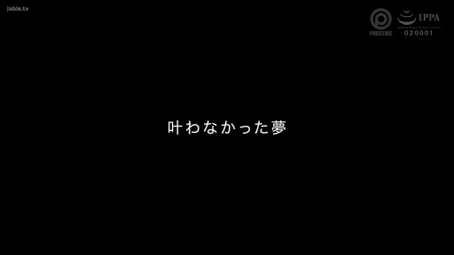 站立 · 微笑 · 面部特写 · 说话 · 白色无袖上衣 · 视频水印 · 室内设施 · 网格背景