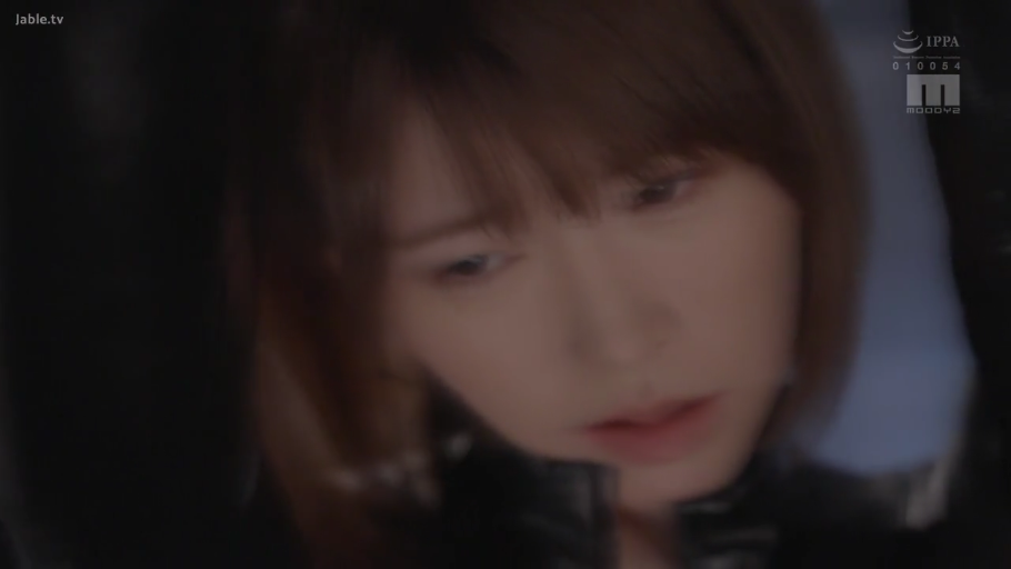 室内 · 顔部のクローズアップ · 迷離 · 黒い革ジャケット · 仰頭 · 快感反応 · 表情のクローズアップ