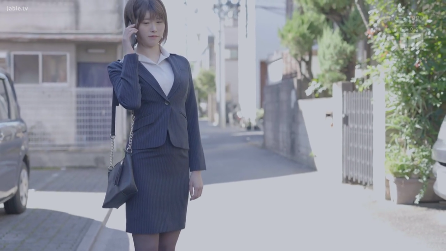 站立 · 中景 · 职业装 · 自然 · 户外 · 挎包 · OL · 打电话