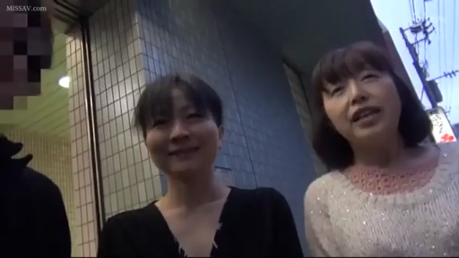 站立 · 中景 · 微笑 · 交流 · 街道 · 休闲服 · 熟女