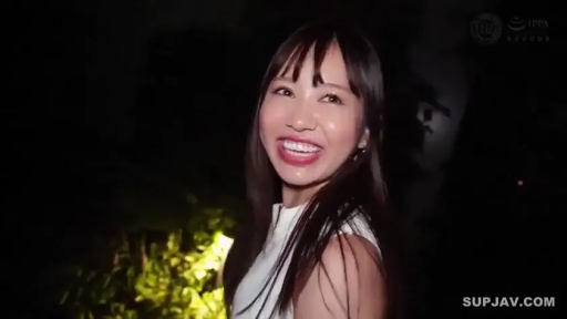 微笑 · 中景特写 · 白色无袖上衣 · 灿烂笑容 · 侧身站立 · 户外夜晚 · 野外系列