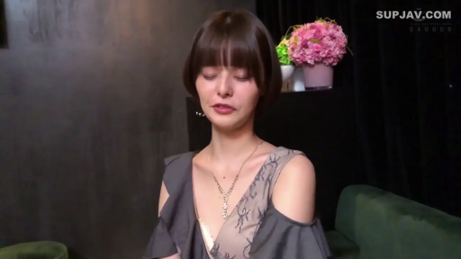 室内 · 座り姿勢 · 顔のクローズアップ · 露肩连衣裙