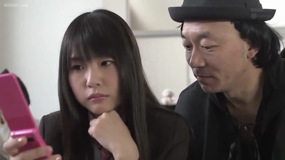 室内 · 坐姿 · 脸部特写 · 微笑 · 注视 · 白色T恤