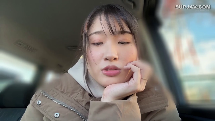 平静 · 面部特写 · 注视 · 车内 · 托腮 · 戒指 · 户外背景 · 棕色外套